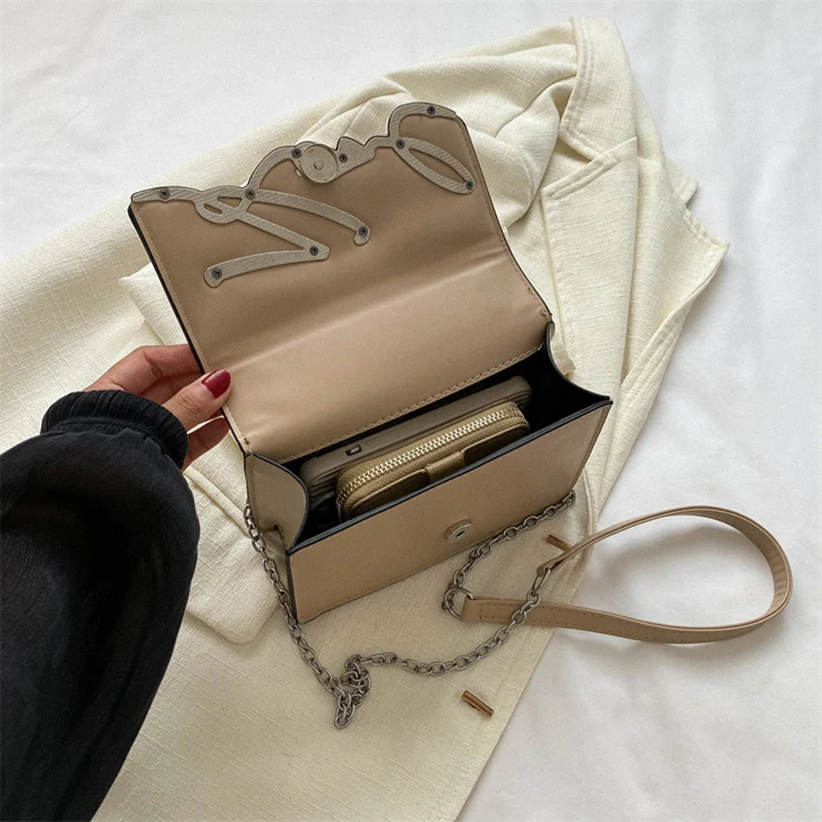 Fashionable Crossbody Bag Solid Color Shoulder Bag Metal Letter Logo ChainLink Strap Featuring Magnetic Button for Daily Use